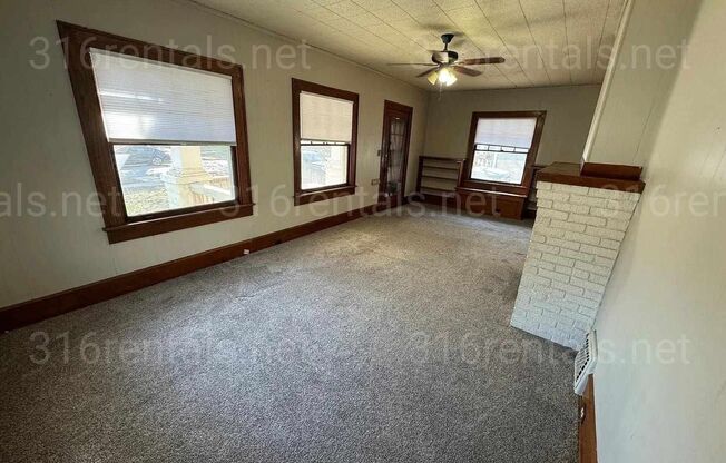 $1,095 - 2 bedroom / 1 bathroom - Single Family Home in College Hill
