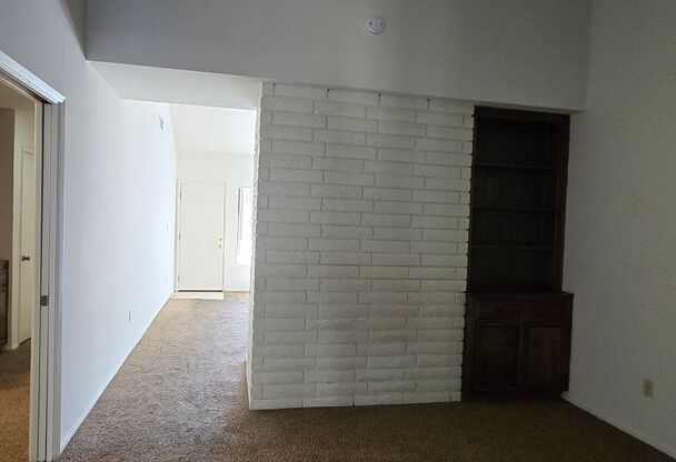 2795p- 649- 7512 Stockdale Hwy MG
