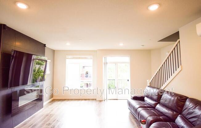 445 NE TORK PL