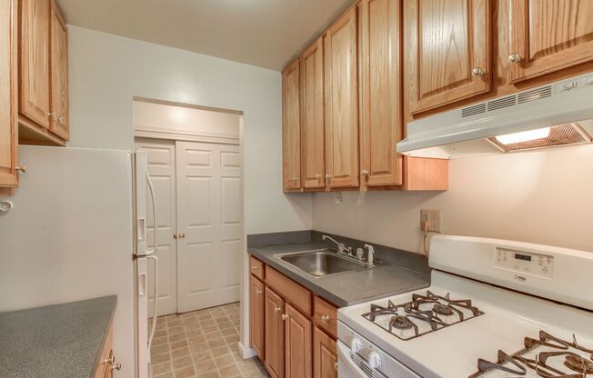 2 beds, 1 bath, $1,350, Unit 13