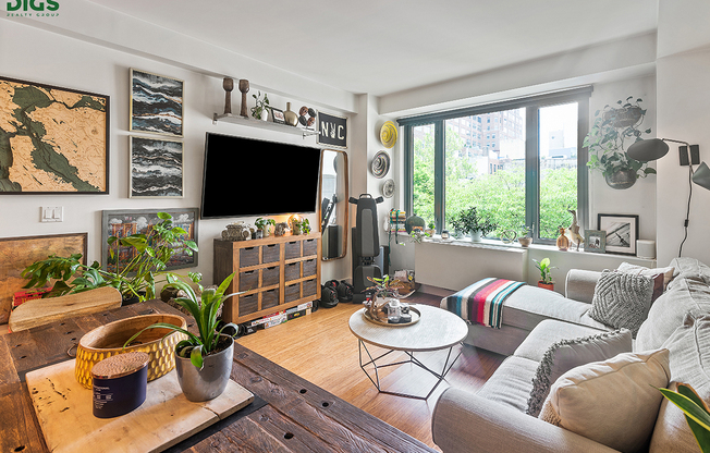 305 W 16 ST