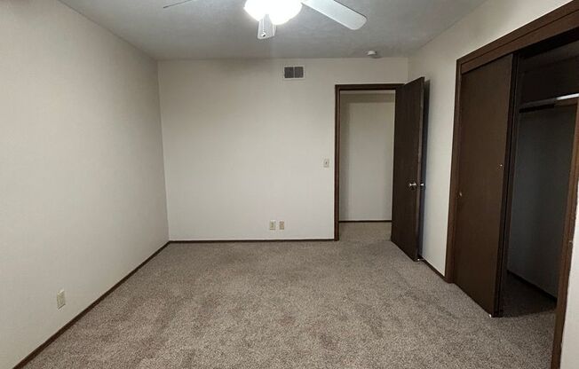 2 beds, 1 bath, 950 sqft, $875, Unit #7