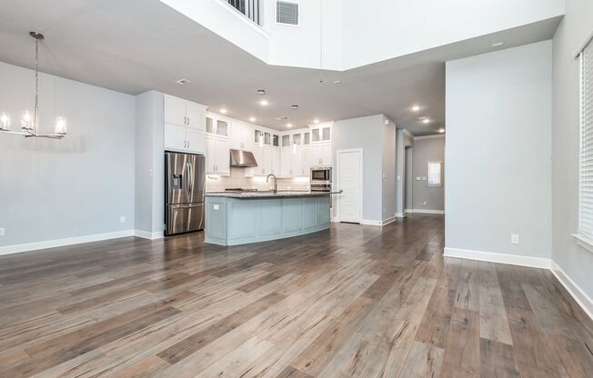 636 COURTYARD LN