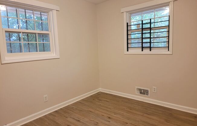 2 beds, 1 bath, $1,295, Unit 1468 Clermont Ave Unit B East Point, GA 30344