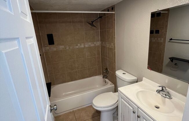 2 beds, 1 bath, $1,625, Unit 13164