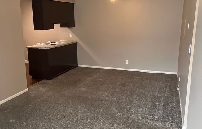 2 beds, 1 bath, 948 sqft, $1,179, Unit 032