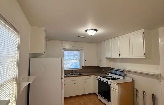 2 beds, 1 bath, $1,100