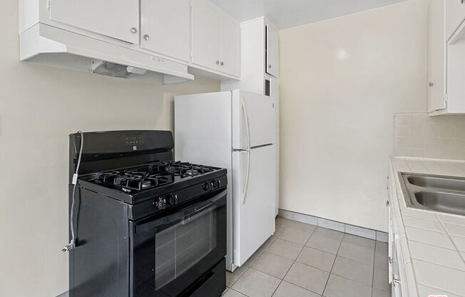 2 beds, 1 bath, $2,500, Unit 6