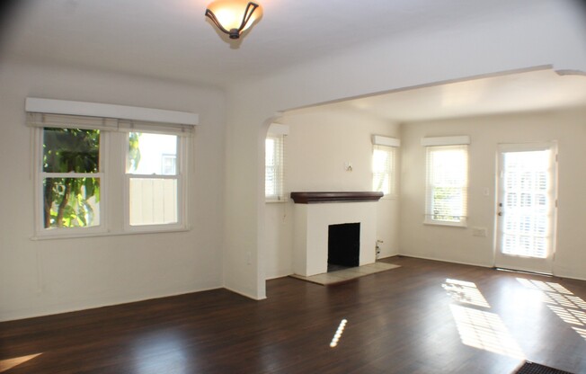 Charming 2BR/1BA House in OB W/ parking, W/D, & more!