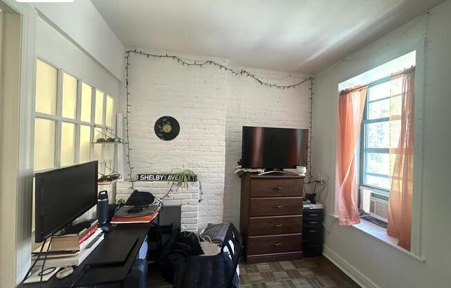326 W 47 ST