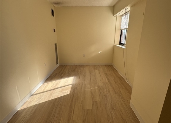 2 beds, 1.5 baths, 943 sqft, $3,000, Unit 905