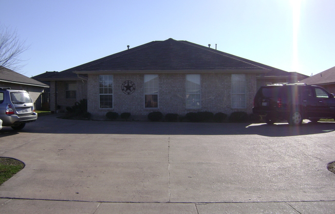 College Station - 3 Bedroom / 3 Bath duplex - Fenced in Yard.