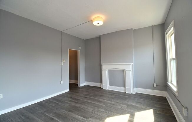 2 beds, 1 bath, $2,250, Unit 494 Broadway - 2R