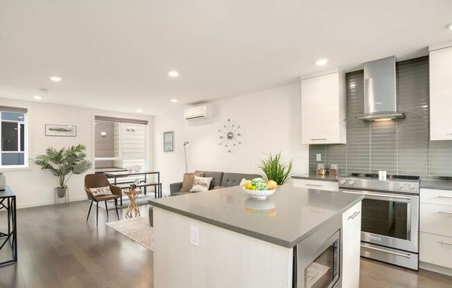4-Bedroom West Seattle Townhome | Rooftop Deck | Air Conditioning