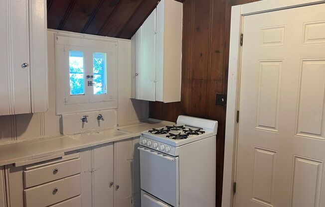Studio Garage Apartment with Water/Trash/Gas Included in Rent!