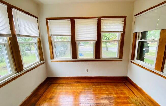 COVEDALE: Adorable little 2 bed on first floor of 2 family