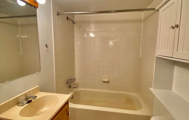 2 beds, 1 bath, $1,195, Unit 4