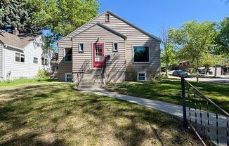 2-bedroom, 1-bath upper-level duplex w/onsite shared laundry!