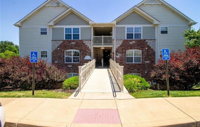 Beautiful 2 bedroom 2 bathroom condo in St. Peters