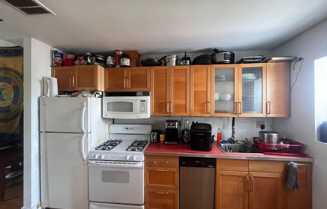 Bright and spacious three bedroom unit in a great location in Brewerytown