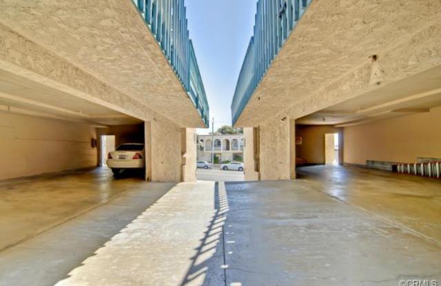 637 Manhattan Beach Blvd