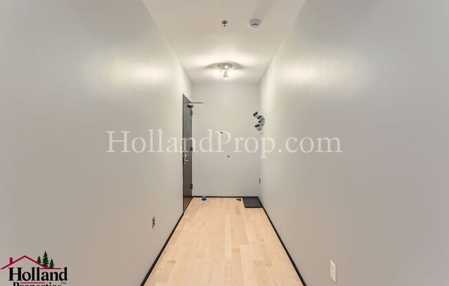 Breathtaking 1-Bedroom Apartment in the Heart of Portland – Private Deck, Storage & Stunning Views!