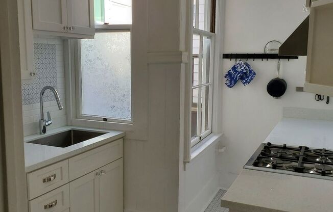 10 Lyon Street/1190 Haight Street (303rc)