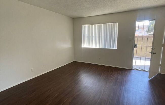 2 beds, 1 bath, $2,095, Unit 4