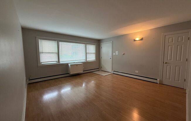 Bright 1bedroom/1bath Apartment Close to Transportation w/ Parking Included