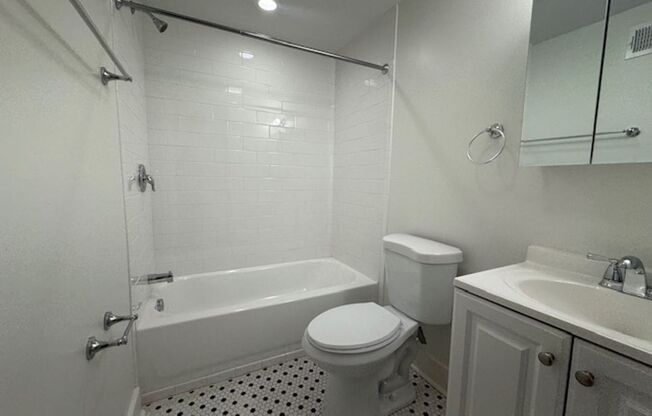 2 beds, 1 bath, 750 sqft, $2,090, Unit 5645 Hobart Street #2