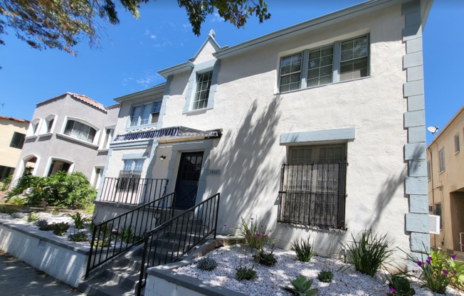 **MOVE IN SPECIAL SECOND MONTH FREE** Beautiful Studio In Los Angeles! Newly Remodeled! A must see unit !