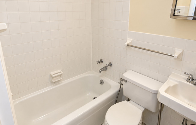 2 beds, 1 bath, $1,450, Unit 320A