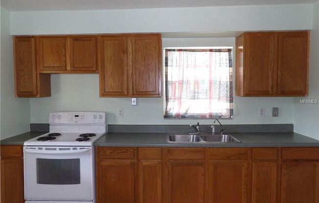 2 Bed 1 Bath Home Pet Friendly 1ST MONTH FREE LIMITED TIME OFFER with washer dryer hook ups