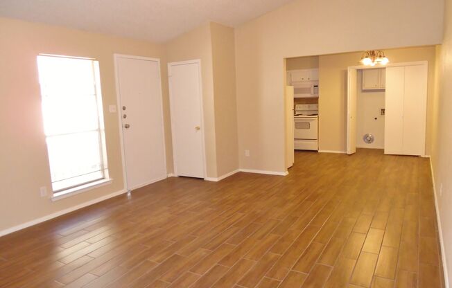 2 beds, 1 bath, $1,300