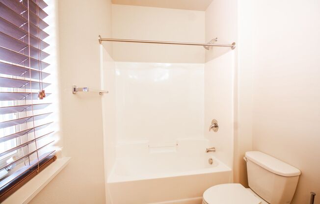 3 beds, 2 baths, 1,323 sqft, $1,725, Unit A202