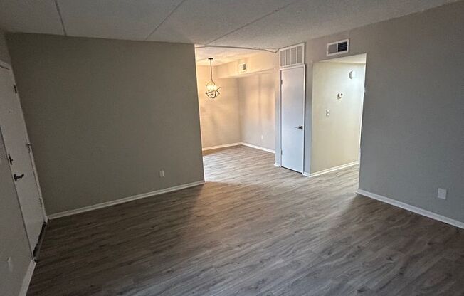 2 beds, 1 bath, 930 sqft, $1,149, Unit 015