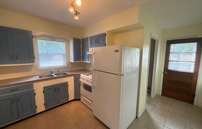 2 beds, 1 bath, $995