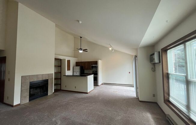 2 beds, 2 baths, 950 sqft, $1,795, Unit 7633CC