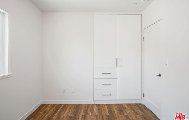 1166 S Cochran Ave # 4