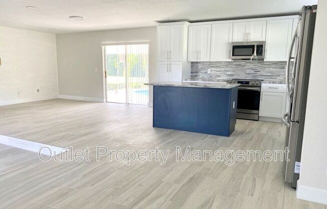 585 QUEENS MIRROR CIR