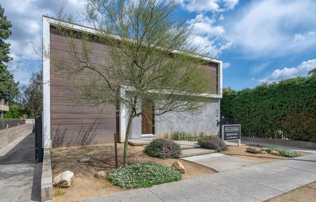 570 Los Robles