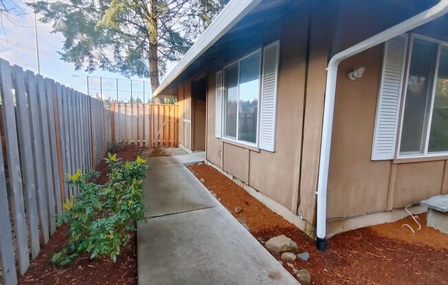Tastefully Remodeled Pet Friendly 3 Bedroom Home with New Appliances, Carpet, Paint Located In Lake Oswego.