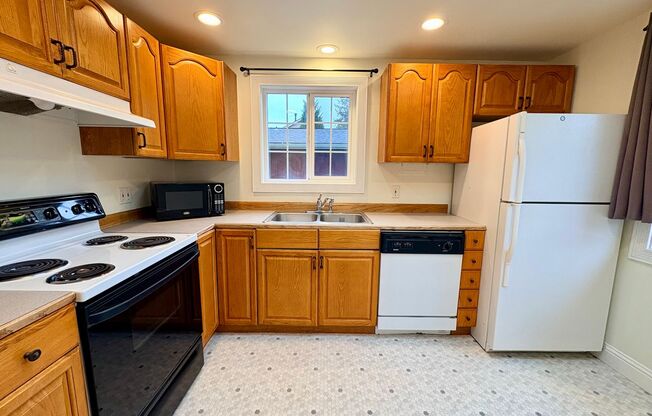 Charming and bright 3 bedroom in Haller Lake