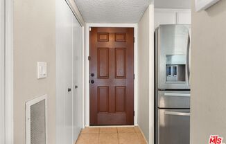 5720 Owensmouth Ave., #128