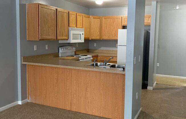 3 beds, 2 baths, $875, Unit 6