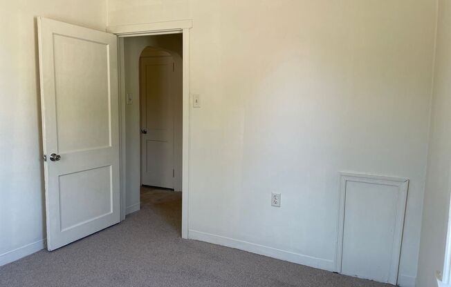 2 beds, 1 bath, $1,095, Unit 29 W. Main St. Apt. 4