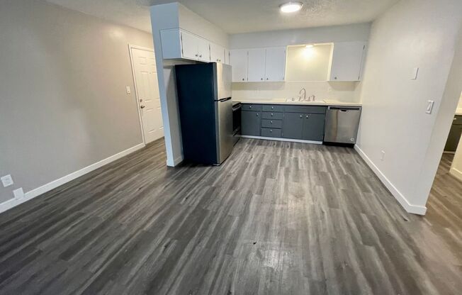 2 beds, 1 bath, 760 sqft, $1,100, Unit 12