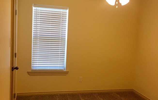 2 beds, 1 bath, 1,017 sqft, $1,000, Unit B