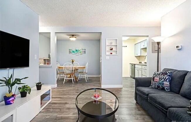 Beautiful 1 Bedroom Condo near City Center in Aurora