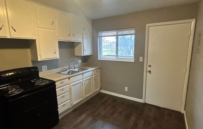 2 beds, 1 bath, 750 sqft, $1,170, Unit B12 1045 17